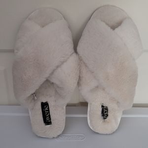 Averie Fluffy Crossover Slippers-NWOT very soft and anti-slip sole. Small